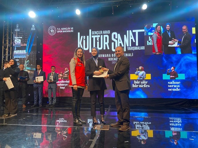 Ayşegül Özkan Marmara Bölge Finali Şiir Yarışmasında Birinci Oldu